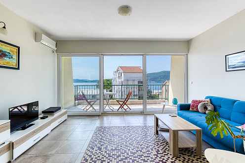 Wohnung mit Meerblick, Bijela